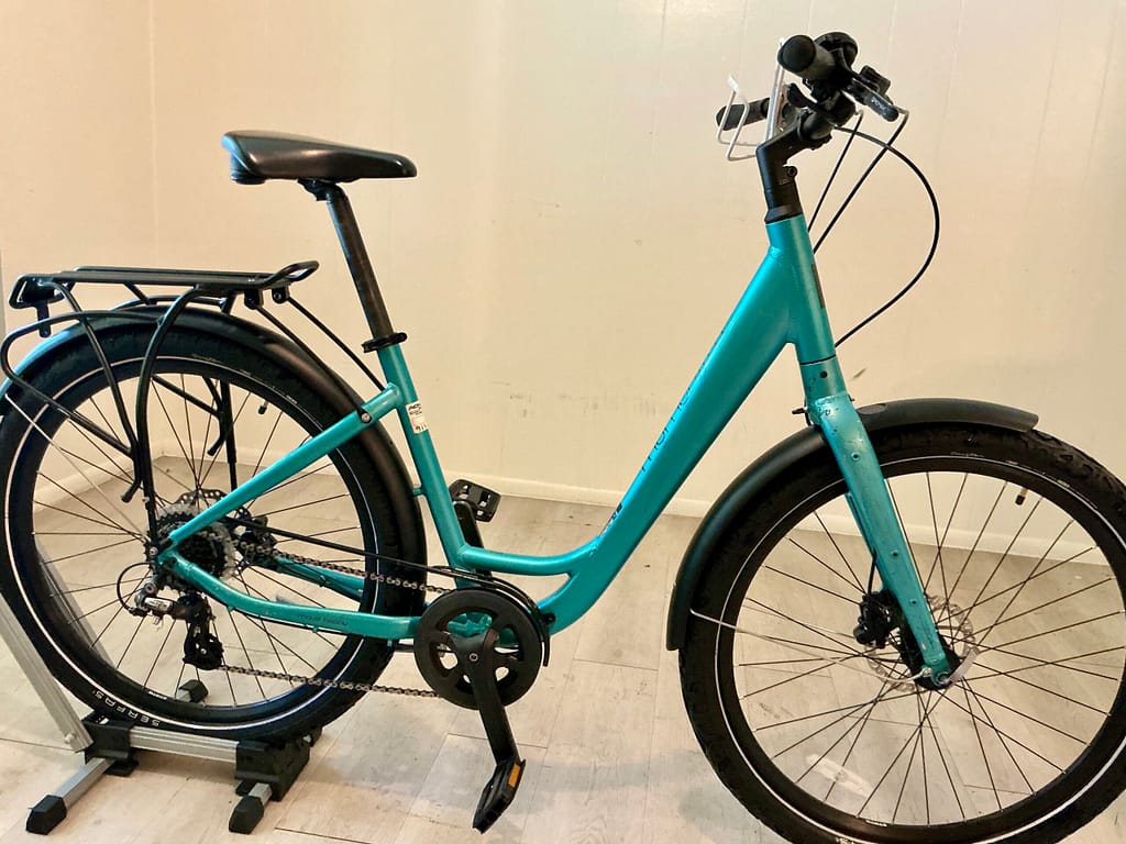 Gorgeous Giant Comfortable Hybrid | LOADED | LIKE NEW | 1-owner | Ready to Roll | Disc Brakes