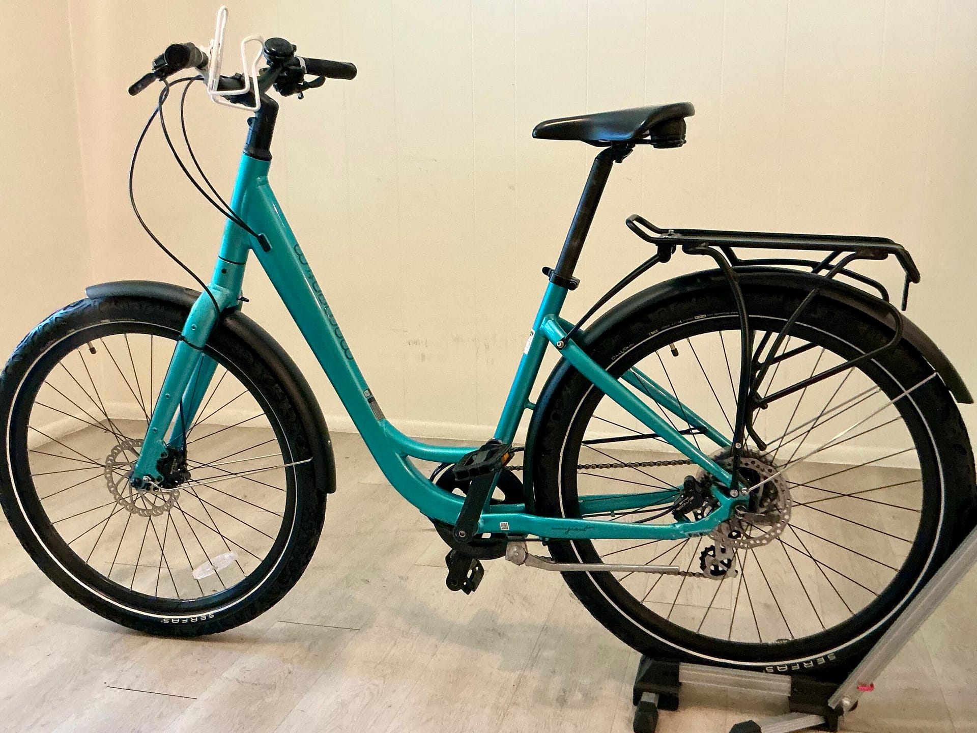 Gorgeous Giant Comfortable Hybrid | LOADED | LIKE NEW | 1-owner | Ready to Roll | Disc Brakes - Image 2